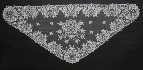 トライアングルマンティ－ジャ 繊維機械刺繍. Ref.5432-10. サイズ 60cm X 125cm